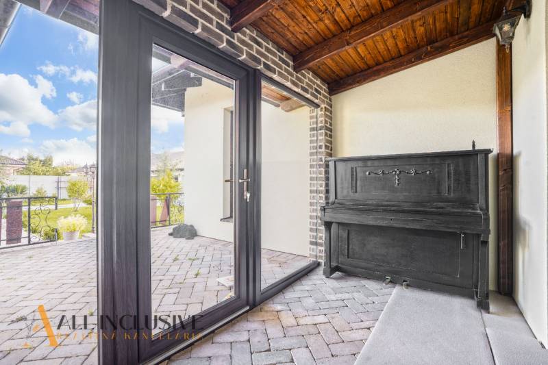 NA PREDAJ 4-IZB NOVOSTAVBA S TROJGARÁŽOU, PIN. KRAČANY - Rodinný dom s tehlovým obkladom, klavírom a výhľadom na záhradu v Dunajskej Strede, Pinkové Kračany.