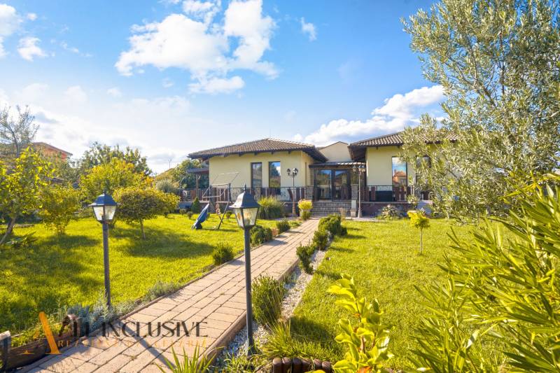 NA PREDAJ 4-IZB NOVOSTAVBA S TROJGARÁŽOU, PIN. KRAČANY - Rodinný dom na Pinkových Kračanoch v Dunajskej Strede s udržiavanou záhradou a chodníkom.