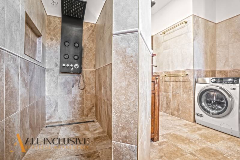 NA PREDAJ 4-IZB NOVOSTAVBA S TROJGARÁŽOU, PIN. KRAČANY - Kúpeľňa s murovaným sprchovým kútom a práčkou v rodinnom dome.