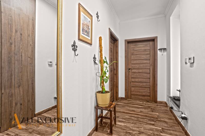 NA PREDAJ 4-IZB NOVOSTAVBA S TROJGARÁŽOU, PIN. KRAČANY - Interiér s dverami a podlahou s dreveným dekorom v rodinnom dome.