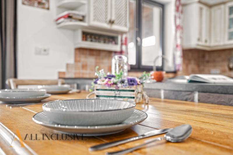 NA PREDAJ 4-IZB NOVOSTAVBA S TROJGARÁŽOU, PIN. KRAČANY - Jemne prestretý stôl v Rodinnom dome s podlahou s dreveným dekorom a kuchyňou.