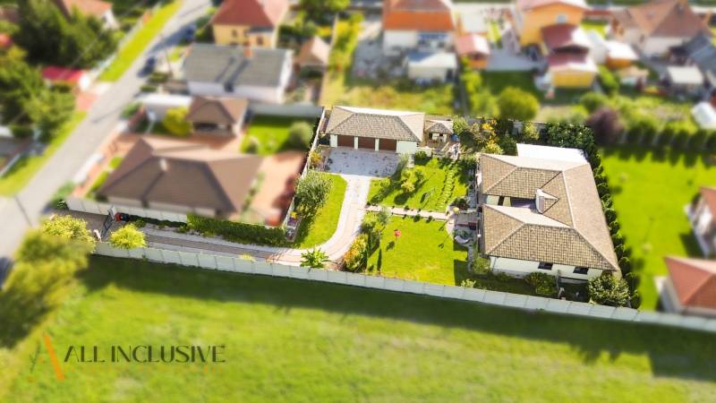 NA PREDAJ 4-IZB NOVOSTAVBA S TROJGARÁŽOU, PIN. KRAČANY - Rodinný dom v Dunajskej Strede, Pinkové Kračany, s veľkou záhradou a príjazdovou cestou.