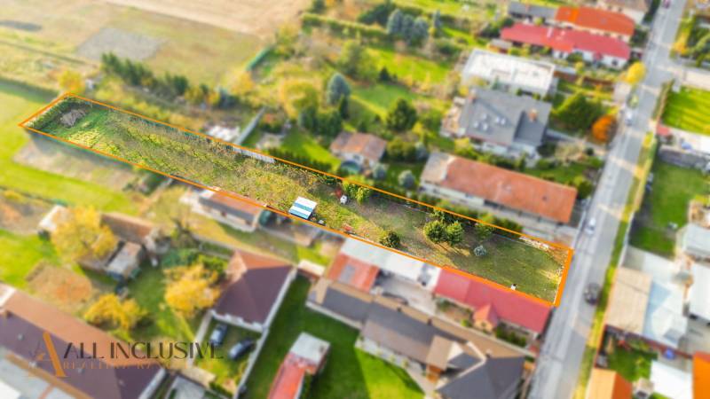 NA PREDAJ STAVEBNÝ POZEMOK (1524 m²), VYDRANY - Letecký pohľad na pozemky na bývanie vo Vydranoch s ohraničením parcely.