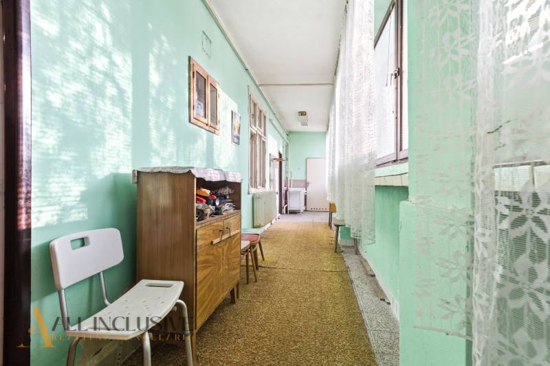 Na predaj 4-izbový rodinný dom, Dolné Saliby - Chodba v rodinnom dome s mäkkým osvetlením, závesy a komoda s dreveným dekorom.