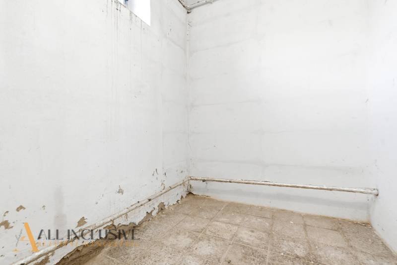 Na predaj 4-izbový rodinný dom, Dolné Saliby - Prázdna miestnosť s bielymi stenami a poškodenou podlahou v rodinnom dome.