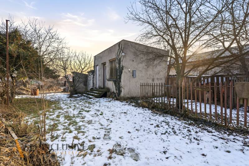 Na predaj 4-izbový rodinný dom, Dolné Saliby - Rodinný dom v Dolných Salibách, obklopený zimným snehom a zasneženými stromami.