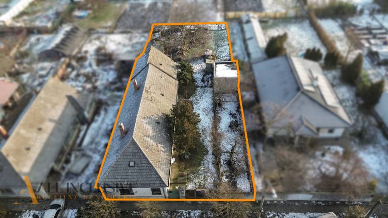 Na predaj 4-izbový rodinný dom, Dolné Saliby - V Dolných Salibách rodinný dom so záhradou a zasneženým okolím zobrazený z výšky.