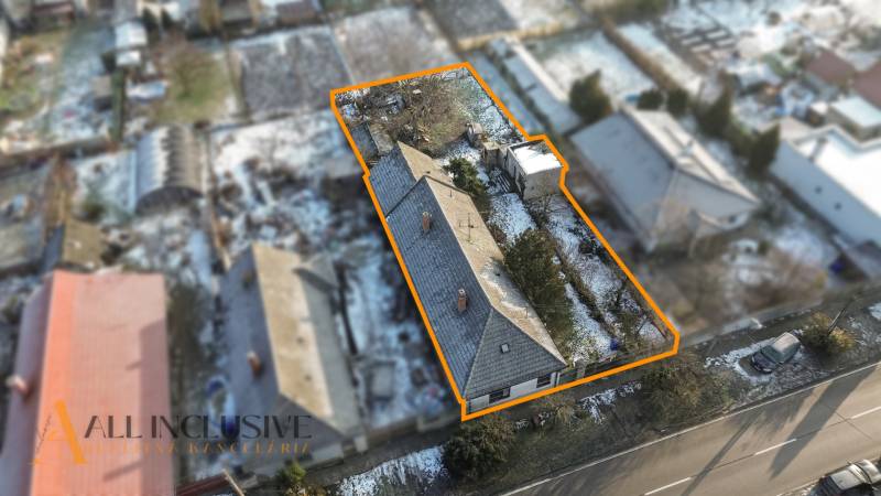 Na predaj 4-izbový rodinný dom, Dolné Saliby - Rodinný dom v Dolných Salibách so zasneženým dvorom z vtáčej perspektívy.