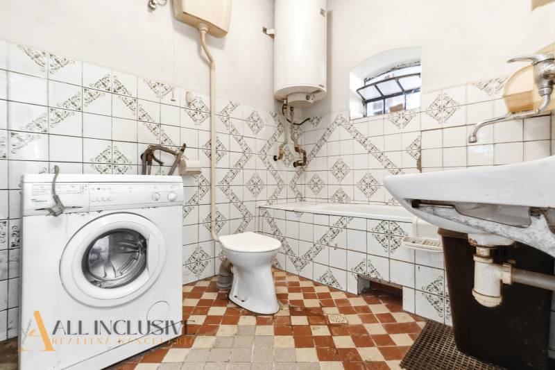 Na predaj 4-izbový rodinný dom, Dolné Saliby - Kúpeľňa v rodinnom dome s práčkou, vaňou a obkladmi.