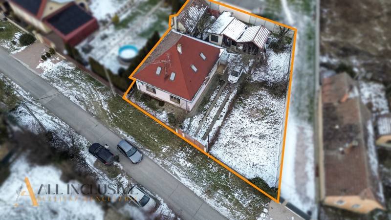 Na predaj 3-izbový rodinný dom, Dobrohošť - Pohľad zhora na rodinný dom v Dobrohošti so zasneženou záhradou a strechou.