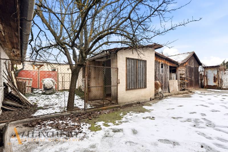 Na predaj 3-izbový rodinný dom, Dobrohošť - Snežný dvor s drevenými prístavbami rodinného domu v Dobrohošti.