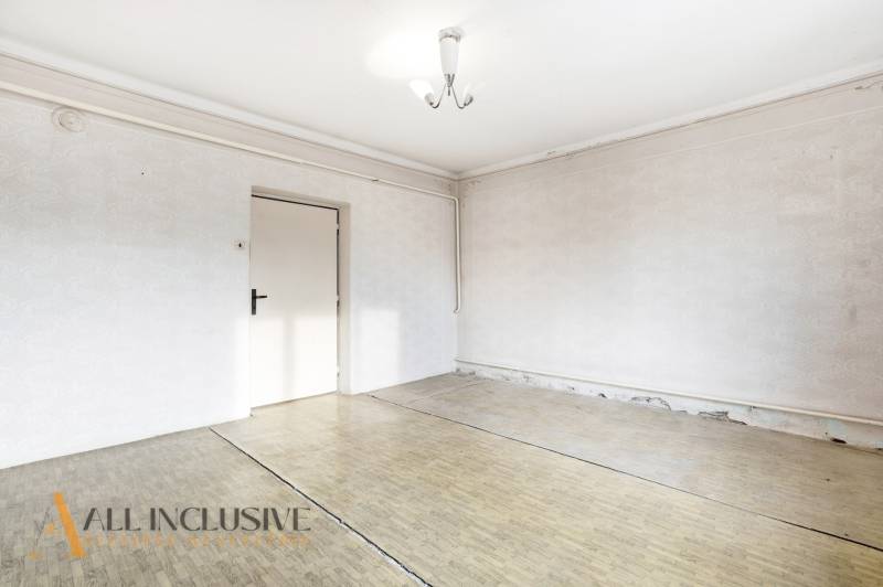 Na predaj 3-izbový rodinný dom, Dobrohošť - Prázdna izba v rodinnom dome s bielou stenou a podlahou s dreveným dekorom.