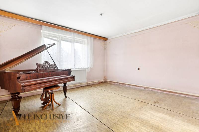 Na predaj 3-izbový rodinný dom, Dobrohošť - Izba v rodinnom dome s klavírom a podlahou s dreveným dekorom.