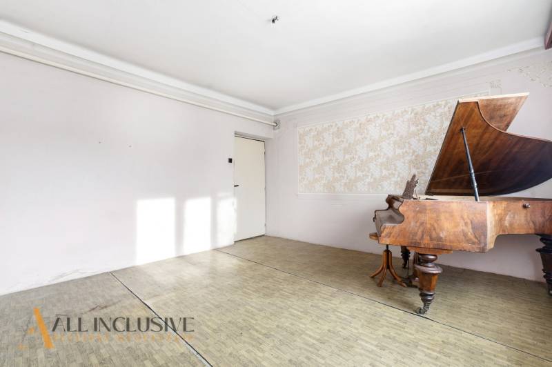 Na predaj 3-izbový rodinný dom, Dobrohošť - Opuštěná miestnosť s klavírom a podlahou s dreveným dekorom v Rodinnom dome.