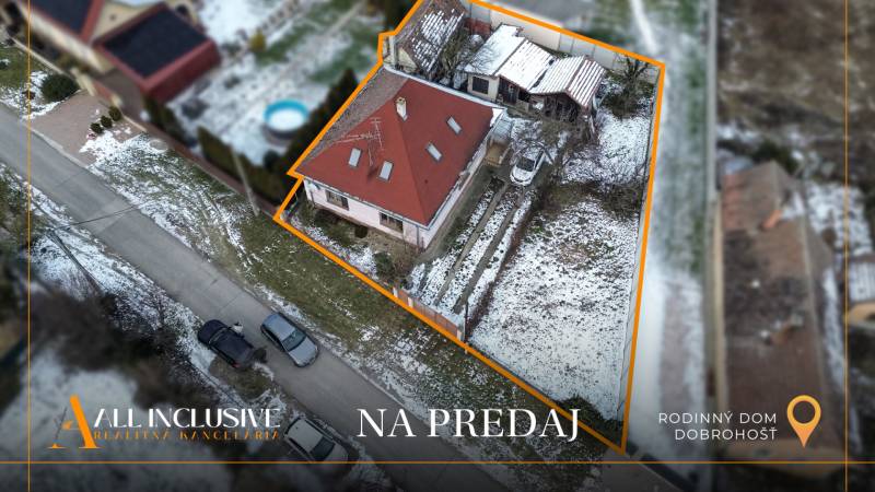 Na predaj 3-izbový rodinný dom, Dobrohošť - Rodinný dom v Dobrohošti pokrytý snehom, zobrazený z vtáčej perspektívy.