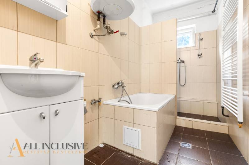 Na predaj 3-izbový rodinný dom, Dobrohošť - Kúpeľňa v rodinnom dome s vaňou, umývadlom a sprchovým kútom.