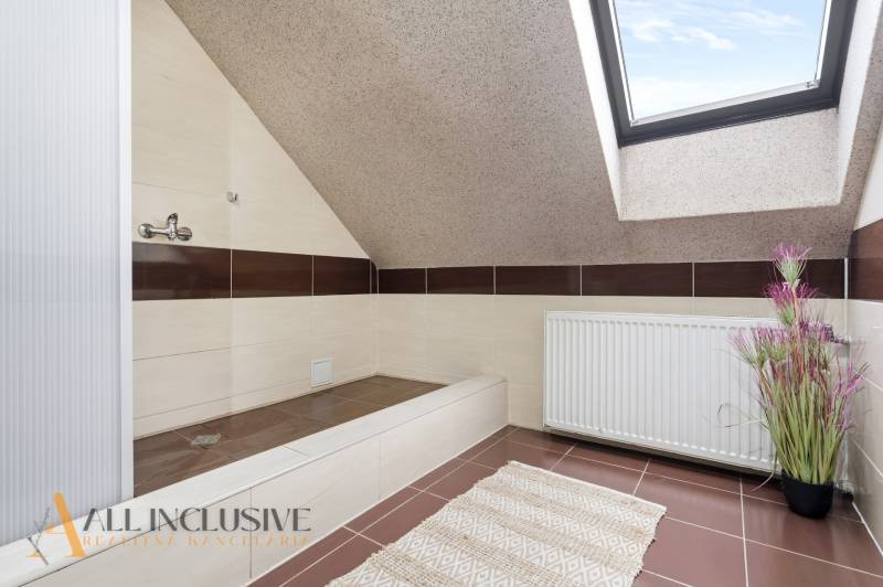 Na prenájom podnikateľské priestory, Senec - Kúpeľňa v podkroví s radiátorom, rohožkou a strešným oknom v hoteloch a penziónoch.