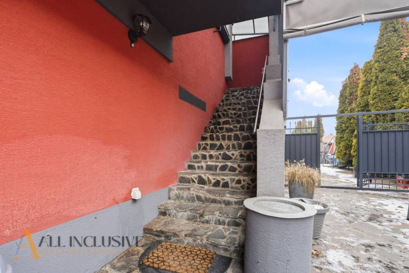 Na prenájom podnikateľské priestory, Senec - Kamenné schody vedúce k dverám za bránou v Senci, Hotely a penzióny.