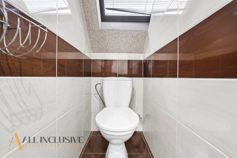 Na prenájom podnikateľské priestory, Senec - Kúpeľňa s toaletou v Hoteloch a penziónoch má biele a hnedé obklady.