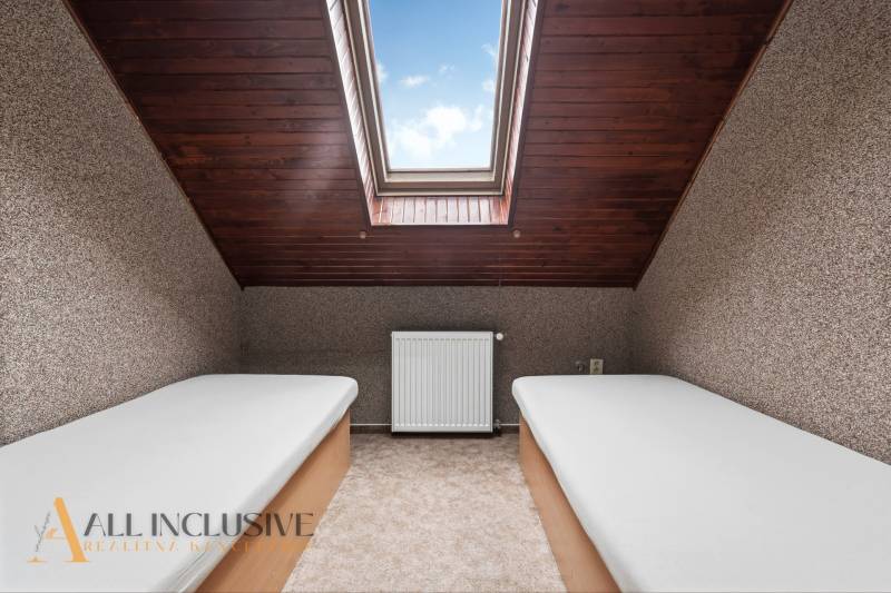 Na prenájom podnikateľské priestory, Senec - Podkrovná izba so strešným oknom a dvoma posteľami v hoteloch a penziónoch.