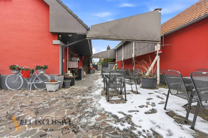 Na prenájom podnikateľské priestory, Senec - Exteriérová terasa v Hoteloch a penziónoch v Senci so zasneženou podlahou a bicyklom.