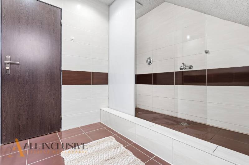 Na prenájom podnikateľské priestory, Senec - Kúpeľňa s obkladačkami, sprchovým kútom a drevenými dverami v Hoteloch a penziónoch.