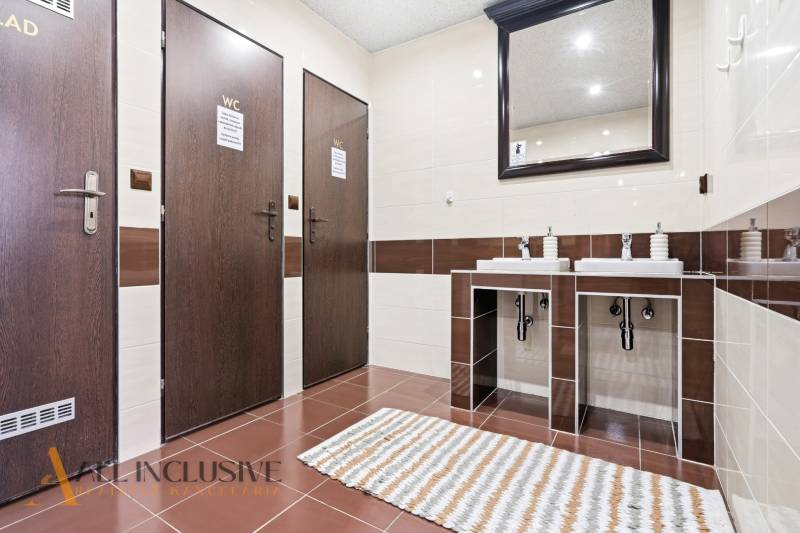 Na prenájom podnikateľské priestory, Senec - Interiér kúpeľne v hoteloch a penziónoch s dvojitým umývadlom, podlaha s dreveným dekorom.