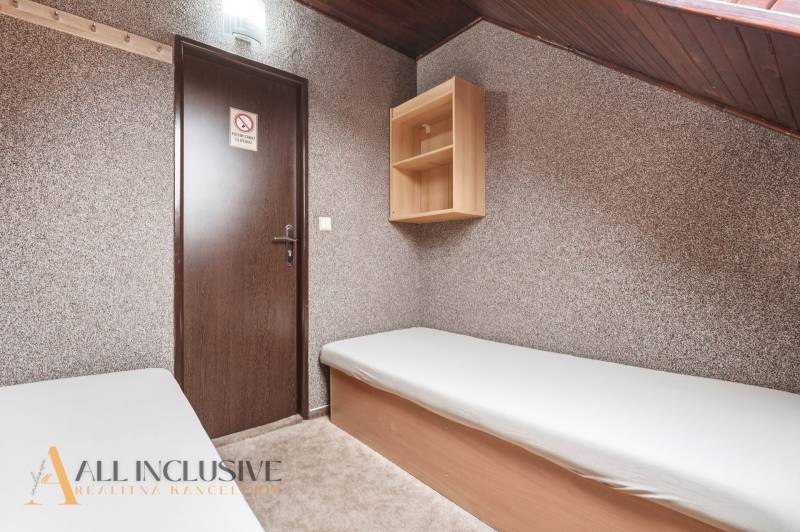 Na prenájom podnikateľské priestory, Senec - Jednoduchá izba v hoteloch a penziónoch s jedným lôžkom a policovým úložným priestorom.