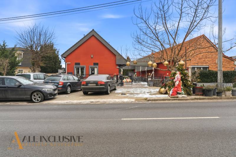 Na prenájom podnikateľské priestory, Senec - Hotel a penzión v Senci s parkoviskom, vianočnou výzdobou a stromami.