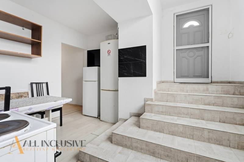 Na predaj 3-izbový byt so záhradkou, Senec - Schodisko vedie do kuchyne s kachličkami a podlahou s dreveným dekorom v Hotely a penzióny.