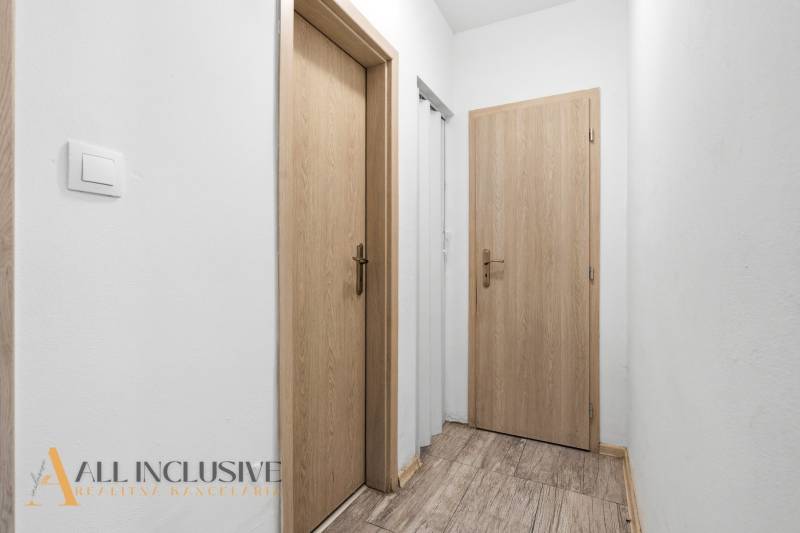 Na predaj 3-izbový byt so záhradkou, Senec - Chodba s dverami a podlahou s dreveným dekorom v hoteloch a penziónoch.