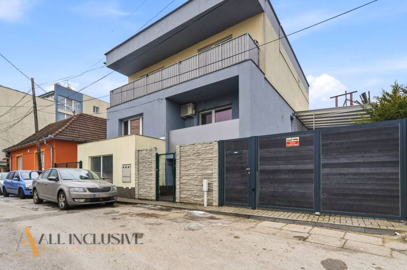 Na predaj 3-izbový byt so záhradkou, Senec - Exteriér budov v Senci s parkovaním pred hotelom a penziónom.