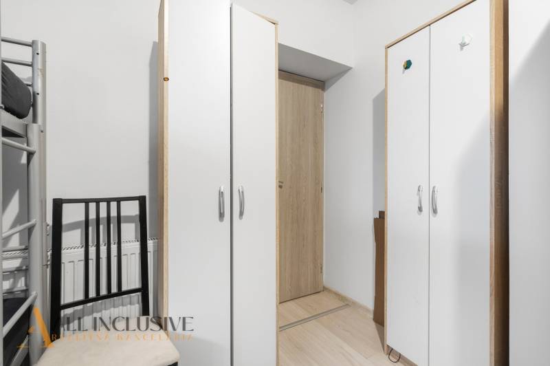 Na predaj 3-izbový byt so záhradkou, Senec - V Hoteloch a penziónoch sú skrine, stolička a poschodová posteľ na podlahe s dreveným dekorom.