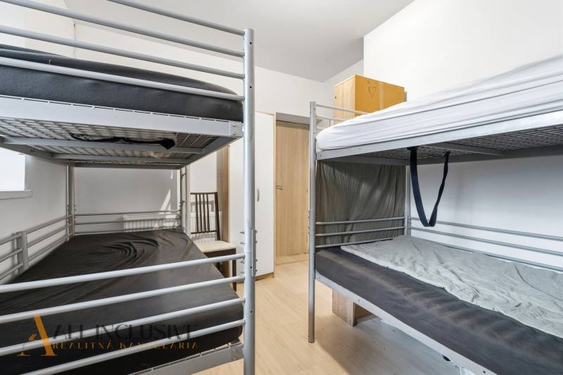 Na predaj 3-izbový byt so záhradkou, Senec - Poschodové postele v izbe, Hotely a penzióny. Podlaha s dreveným dekorom.