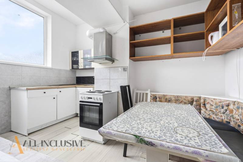 Na predaj 3-izbový byt so záhradkou, Senec - Kuchyňa v hoteloch a penziónoch s rohovou lavicou, sporákom a otvorenými policami.