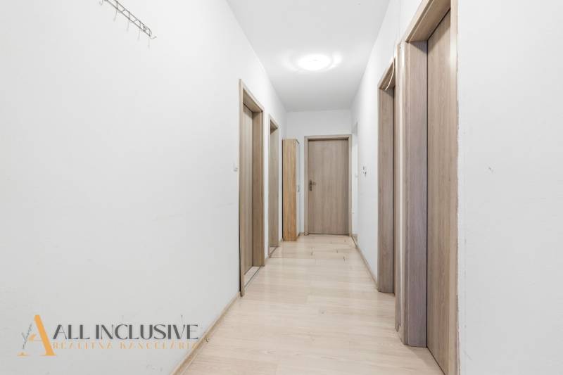 Na predaj 3-izbový byt so záhradkou, Senec - Chodba s bielymi stenami a podlahou s dreveným dekorom v hoteloch a penziónoch.