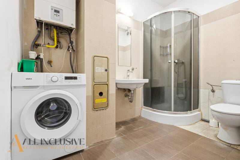 Na predaj 3-izbový byt so záhradkou, Senec - Kúpeľňa s práčkou, sprchovým kútom, umývadlom, toaletou a podlahou s dreveným dekorom.