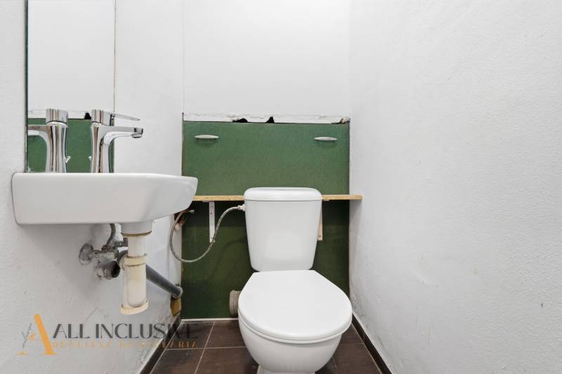 Na predaj 3-izbový byt so záhradkou, Senec - Kúpeľňa v hoteloch a penziónoch s toaletou a umývadlom, biele steny.