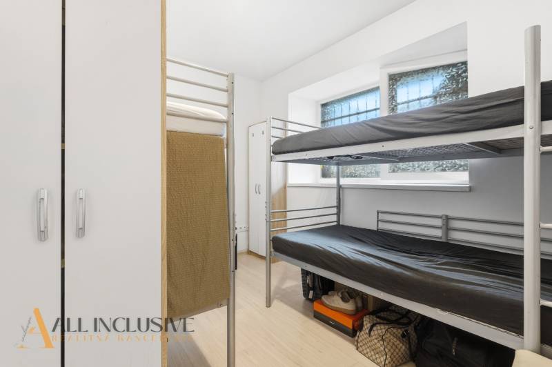 Na predaj 3-izbový byt so záhradkou, Senec - Poschodová posteľ, skriňa a podlaha s dreveným dekorom v izbe - Hotely a penzióny.