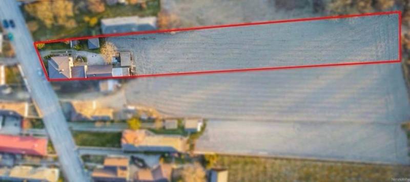 Na predaj 5-izb. rodinný dom na 50-á pozemku, Sap - Letecký pohľad na rodinný dom v meste Sap s priľahlým pozemkom.