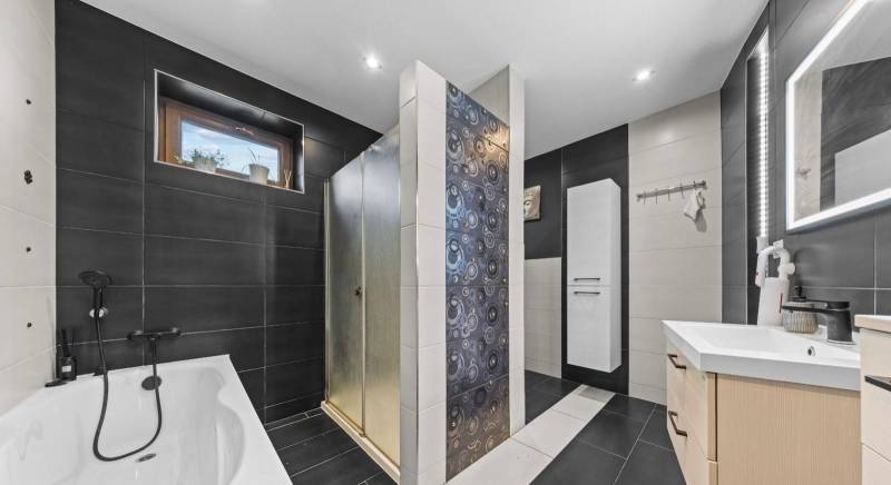 Na predaj 5-izb. rodinný dom na 50-á pozemku, Sap - Kúpeľňa s vaňou, sprchovacím kútom a umývadlom v rodinnom dome.