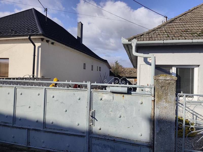 Na predaj 3-izb. rodinný dom, Gabčíkovo – Polná ulica - Rodinné domy na Poľnej ulici v Gabčíkove s kovovým plotom a bránou.