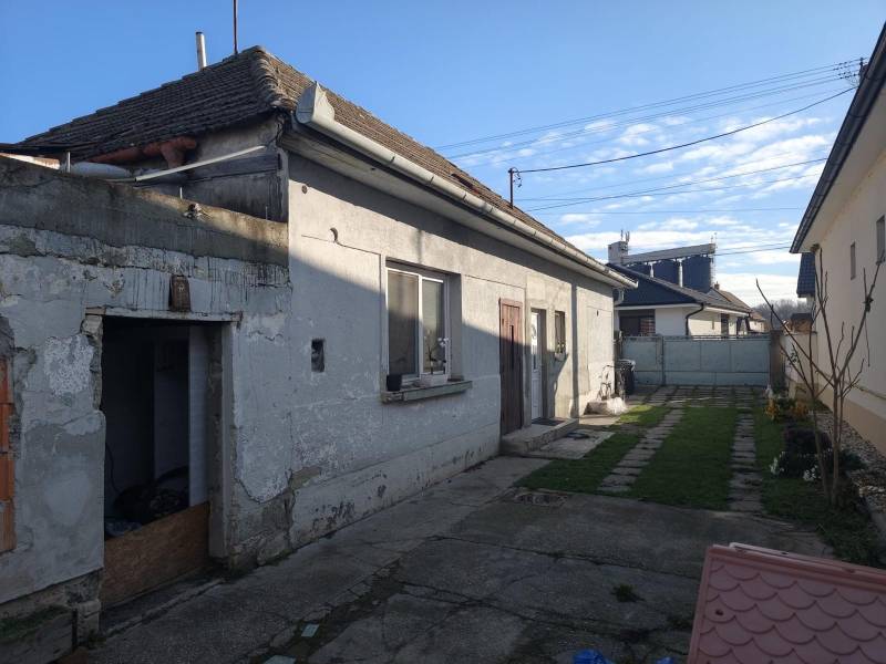 Na predaj 3-izb. rodinný dom, Gabčíkovo – Polná ulica - Rodinný dom na Poľnej ulici v Gabčíkove, s dvorom a ošarpanou fasádou.