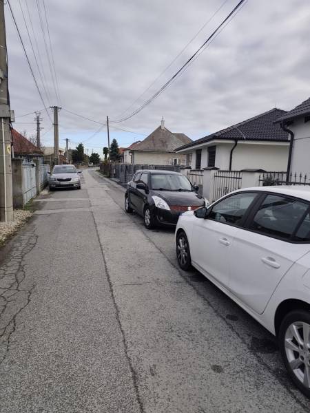Na predaj 3-izb. rodinný dom, Gabčíkovo – Polná ulica - Ulica Poľná v Gabčíkove s rodinnými domami a zaparkovanými autami.