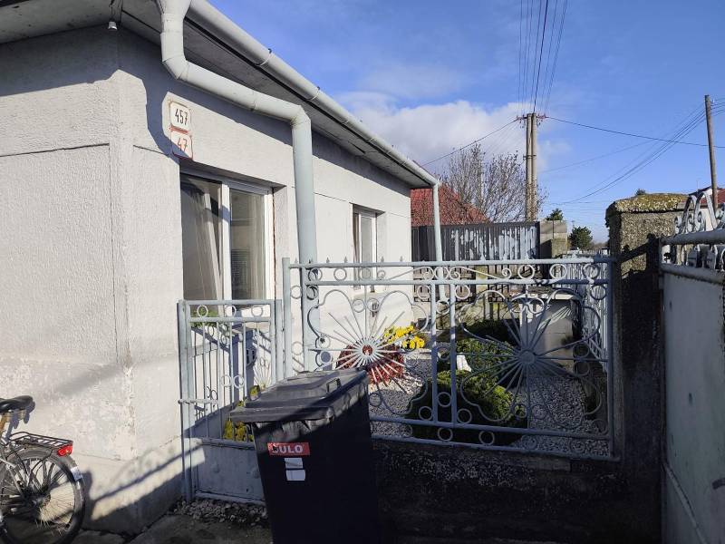 Na predaj 3-izb. rodinný dom, Gabčíkovo – Polná ulica - Rodinný dom na Poľnej ulici v Gabčíkove s oplotenou predzáhradkou a plynovými potrubiami.