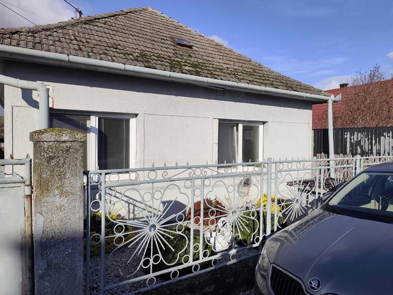 Na predaj 3-izb. rodinný dom, Gabčíkovo – Polná ulica - Rodinný dom na Poľnej ulici v Gabčíkove s tradičnou strechou a kovaným plotom.