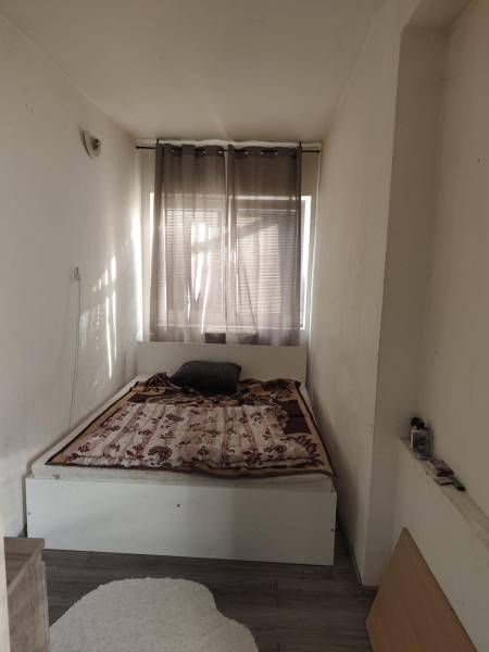 Na predaj 3-izb. rodinný dom, Gabčíkovo – Polná ulica - Spálňa v Rodinnom dome s posteľou, závesmi a podlahou s dreveným dekorom.