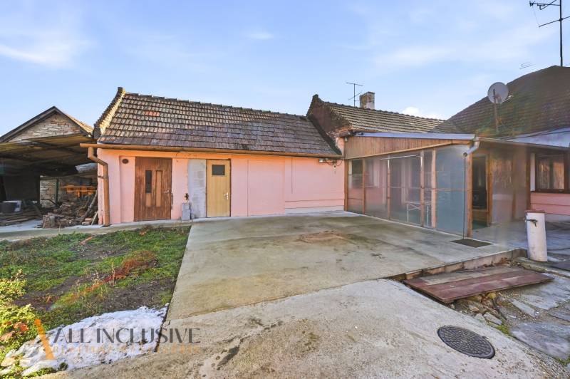 Na predaj 3-izb.rod.dom s dvojgarážou,Vojka nad Dunajom - Rodinný dom v obci Vojka nad Dunajom s terasou a záhradou.