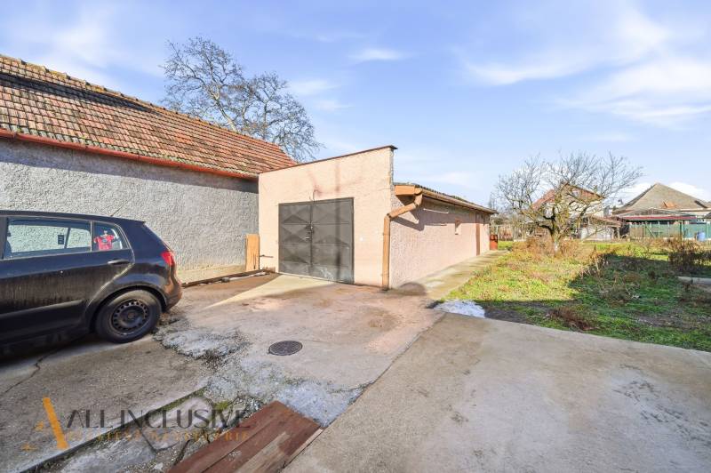 Na predaj 3-izb.rod.dom s dvojgarážou,Vojka nad Dunajom - Rodinný dom vo Vojke nad Dunajom s autom a garážou na dvore.