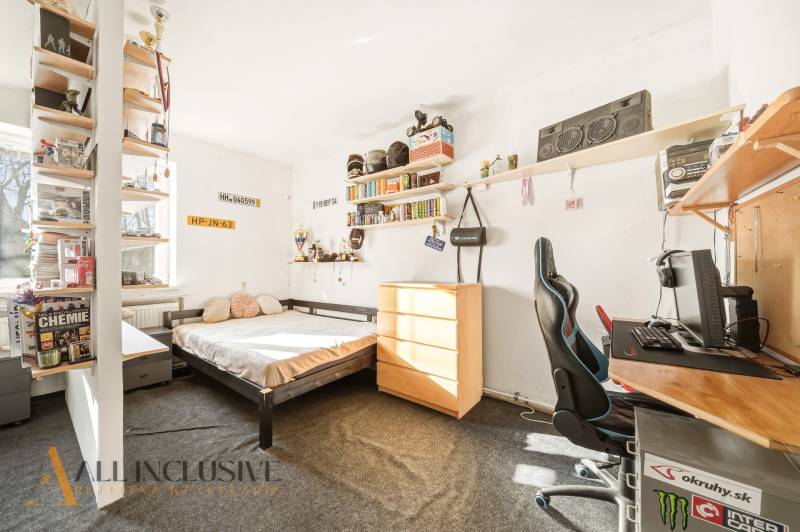 Na predaj 3-izb.rod.dom s dvojgarážou,Vojka nad Dunajom - Izba v rodinnom dome s posteľou, písacím stolom, regálmi a dekoráciami na stenách.